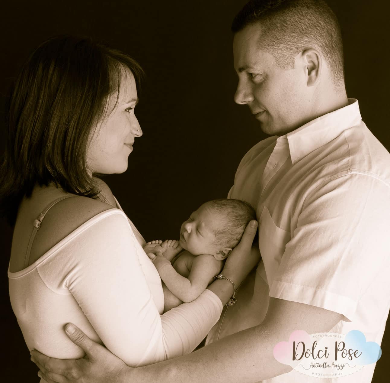 Antonella Piazzi, fotografo Newborn a Bologna. Servizio fotografico maternità e neonati. Sessioni fotografiche pancia e pancione, foto gravidanza, maternity, dolci pose, body painting, bimbi e bambini 0-12 anni, presso studio fotografico Fotoprogress Budrio